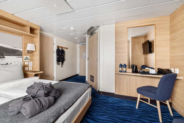 HX Hurtigruten Expeditions MS Spitsbergen Arctic Superior Wheelchair-Accessible Cabin 1 ©Espen Mills.jpg